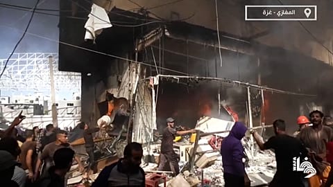 Conséquences de la frappe aérienne israélienne sur le camp de réfugiés d'Al-Maghazi qui a fait au moins quatre morts