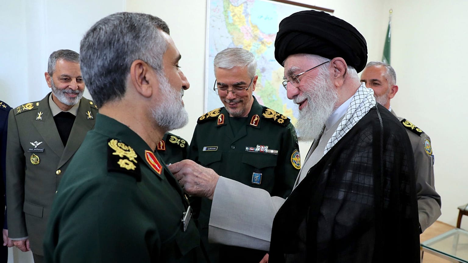 لمرشد الأعلى آية الله علي خامنئي يقلد قائد سلاح الجو في الحرس الثوري الإيراني الجنرال أمير علي حاجي زاده وسام شرف ”فتح“ في حفل أقيم في طهران، إيران،