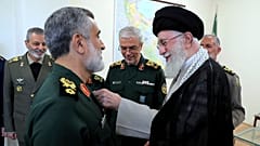 لمرشد الأعلى آية الله علي خامنئي يقلد قائد سلاح الجو في الحرس الثوري الإيراني الجنرال أمير علي حاجي زاده وسام شرف ”فتح“ في حفل أقيم في طهران، إيران،