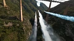 Der Rückenflug ist ein häufiger Bestandteil von Kunstflugroutinen, aber ihn auf so engem Raum durchzuführen, ist eine seltene und sehr schwierige Leistung.