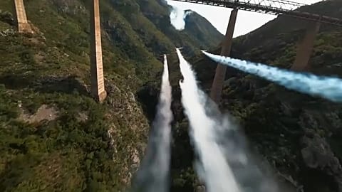 Ters uçuş akrobasi rutinlerinin yaygın bir parçasıdır, ancak bunu bu kadar dar bir alanda yapmak nadir ve çok zor bir başarıdır.