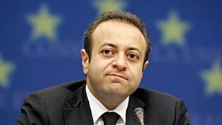 Egemen Bağış, Avrupa Birliği Bakanı olduğu dönemde Brüksel'deki bir toplantıda medya mensuplarının sorularını yanıtlıyor, 30 Haziran 2009