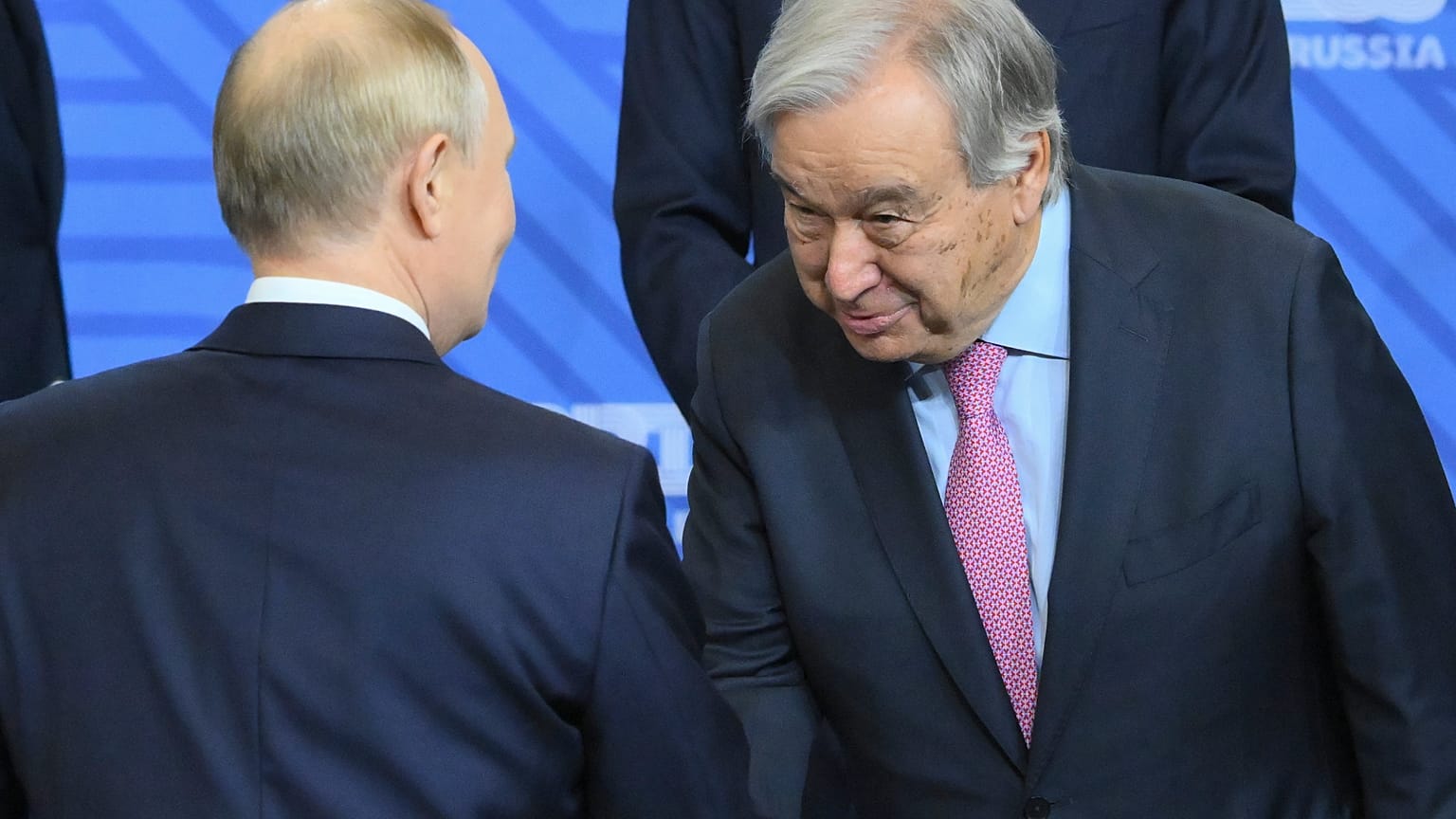 Президент России Владимир Путин (слева) и Генеральный секретарь ООН Антониу Гутерриш пожимают друг другу руки во время саммита БРИКС в Казани (Россия),