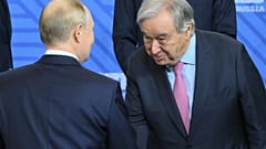Der russische Präsident Wladimir Putin, links, und der Generalsekretär der Vereinten Nationen, Antonio Guterres, geben sich während des BRICS-Gipfels in Kasan, Russland, die Hand,