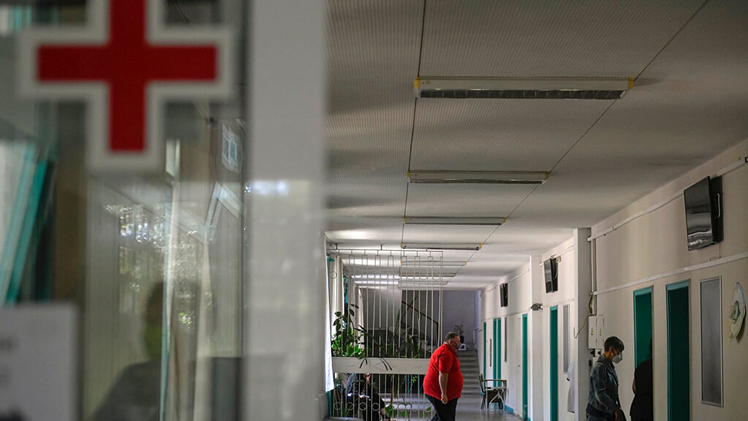 Des personnes marchent dans un couloir de l'hôpital public de Bulgarie en 2021. 