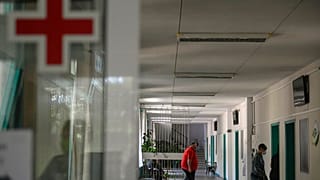 Des personnes marchent dans un couloir de l'hôpital public de Bulgarie en 2021.