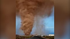Ein Tornado-ähnlicher Wirbel aus Staub und Blizen fegte über die Vereinigten Arabischen Emirate.