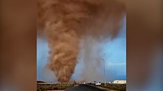 Ein Tornado-ähnlicher Wirbel aus Staub und Blizen fegte über die Vereinigten Arabischen Emirate.