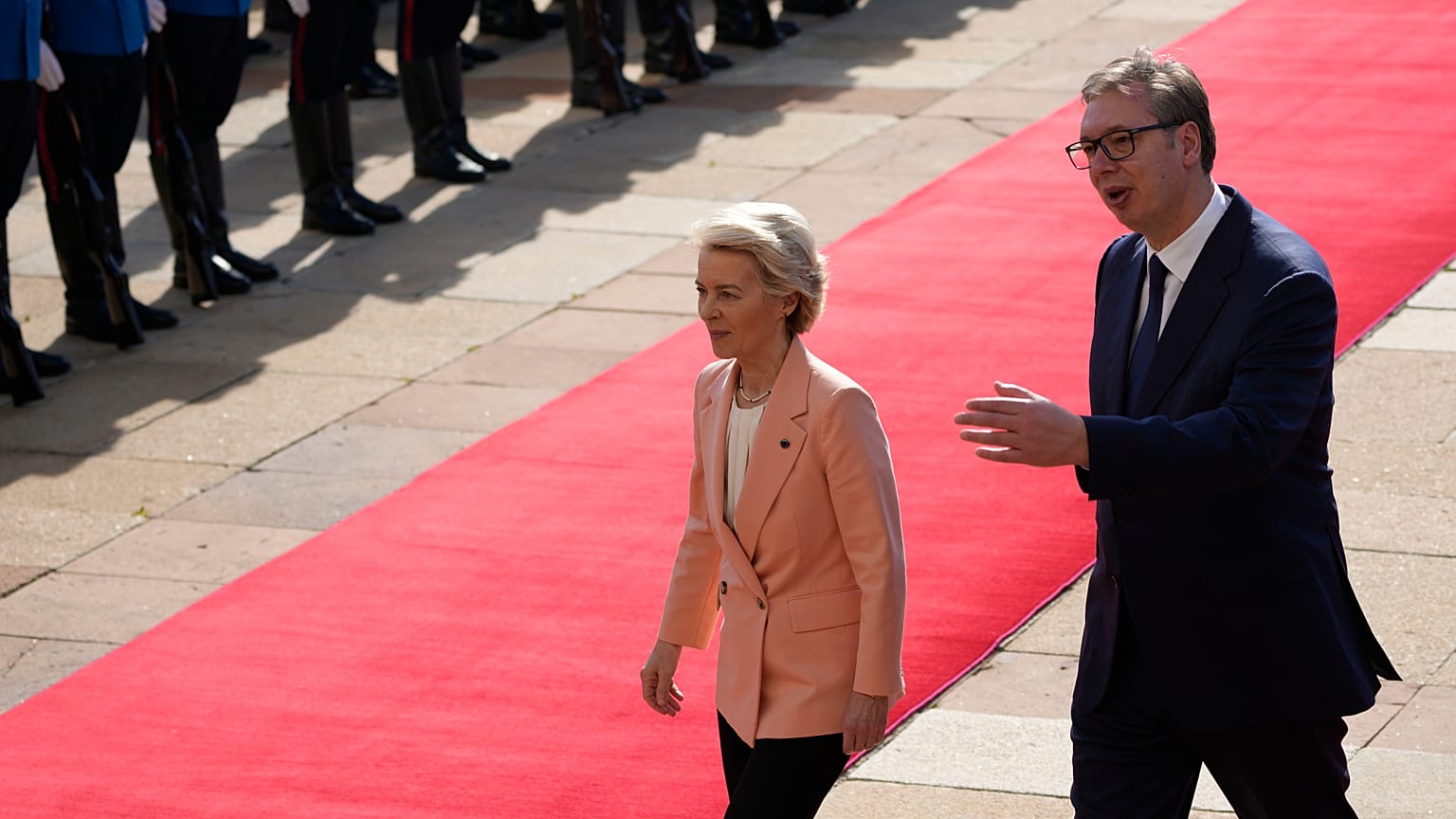 Avrupa Komisyonu Başkanı Ursula von der Leyen ve Sırbistan Cumhurbaşkanı Aleksandar Vucic, 25 Ekim Cuma günü Sırbistan'ın başkenti Belgrad'daki Sırbistan Sarayı'nda düzenlenen karşılama töreni sırasında,