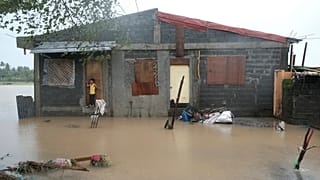  العاصفة الاستوائية ترامي التي تحمل اسم كريستين محليًا في هطول أمطار غزيرة في بلدة ليبون بمقاطعة ألباي في الفلبين. الخميس 24 أكتوبر/تشرين الأول 2024
