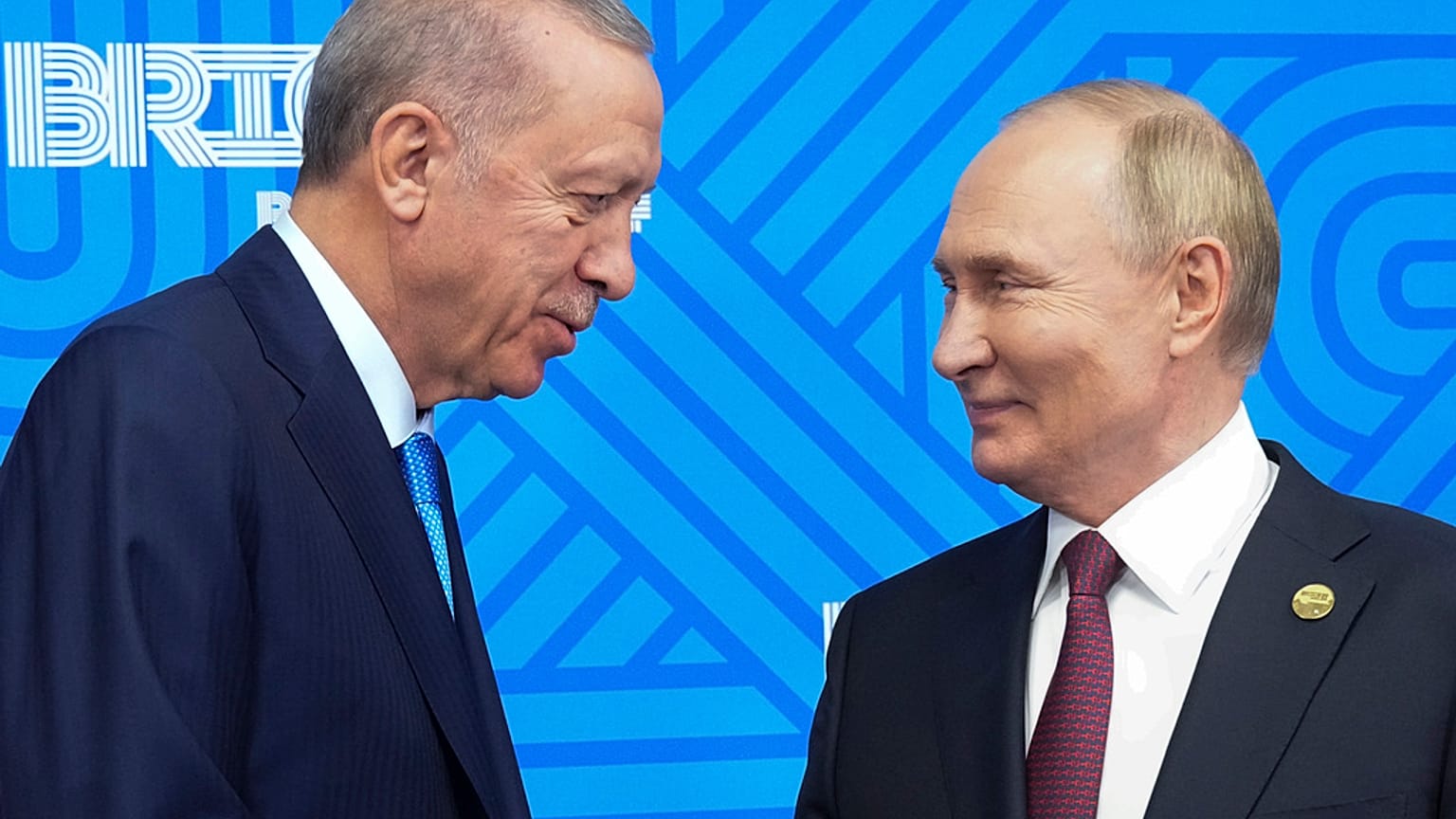 Rusya Devlet Başkanı Vladimir Putin, Rusya'nın Kazan kentinde düzenlenen BRICS zirvesi sırasında Cumhurbaşkanı Recep Tayyip Erdoğan ile bir araya geldi, 23 Ekim 2024.