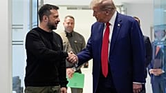 الرئيس الأمريكي المنتخب دونالد ترامب والرئيس الأوكراني فولوديمير زيلينسكي يتصافحان خلال اجتماعهما في برج ترامب، في 27 سبتمبر/أيلول 2024، في نيويورك.