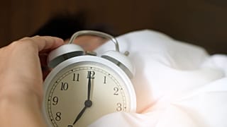 Experten fordern die Abschaffung der Sommerzeit. Hier erfahren Sie, wie sie sich auf Ihre Gesundheit auswirkt
