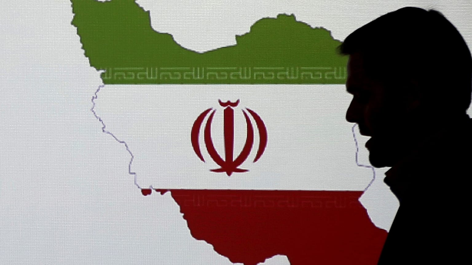 يتحدث ستيوارت ديفيس، مدير في إحدى شركات فرعية لشركة FireEye، إلى الصحفيين حول تقنيات القرصنة الإيرانية، في دبي