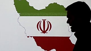 يتحدث ستيوارت ديفيس، مدير في إحدى شركات فرعية لشركة FireEye، إلى الصحفيين حول تقنيات القرصنة الإيرانية، في دبي