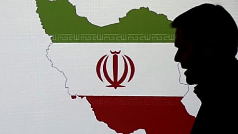 يتحدث ستيوارت ديفيس، مدير في إحدى شركات فرعية لشركة FireEye، إلى الصحفيين حول تقنيات القرصنة الإيرانية، في دبي