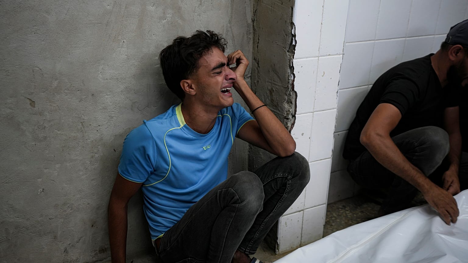شاب فلسطيني على مقتل أفراد من عائلته جراء قصف إسرائيلي على قطاع غزة في مستشفى بدير البلح، الأحد 20 أكتوبر 2024.