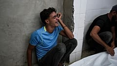 شاب فلسطيني على مقتل أفراد من عائلته جراء قصف إسرائيلي على قطاع غزة في مستشفى بدير البلح، الأحد 20 أكتوبر 2024.