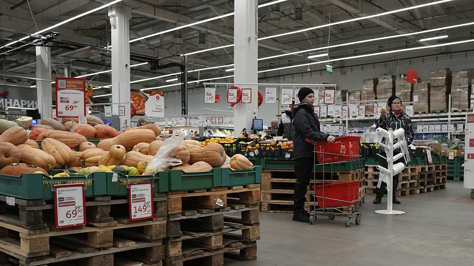 تسوق الزبائن في متجر في سانت بطرسبرغ، روسيا.