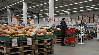 تسوق الزبائن في متجر في سانت بطرسبرغ، روسيا.