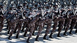 جنود يسيرون في استعراض عسكري في الذكرى السبعين ليوم تأسيس كوريا الشمالية في بيونغ يانغ، كوريا الشمالية، في 9 سبتمبر/أيلول 2018