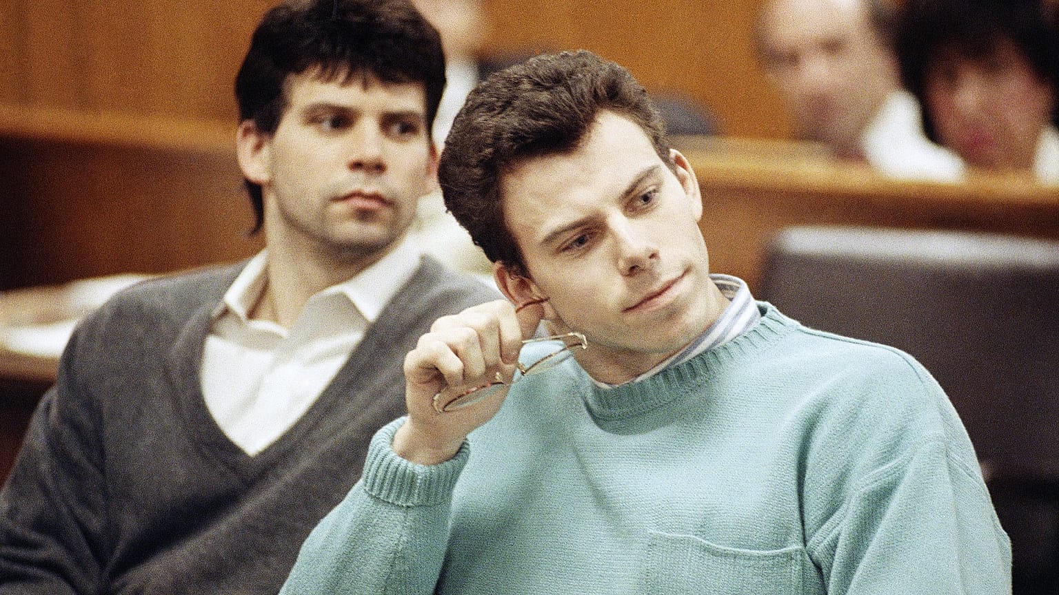 Lyle, solda, ve Erik Menendez 1991'deki duruşmada.