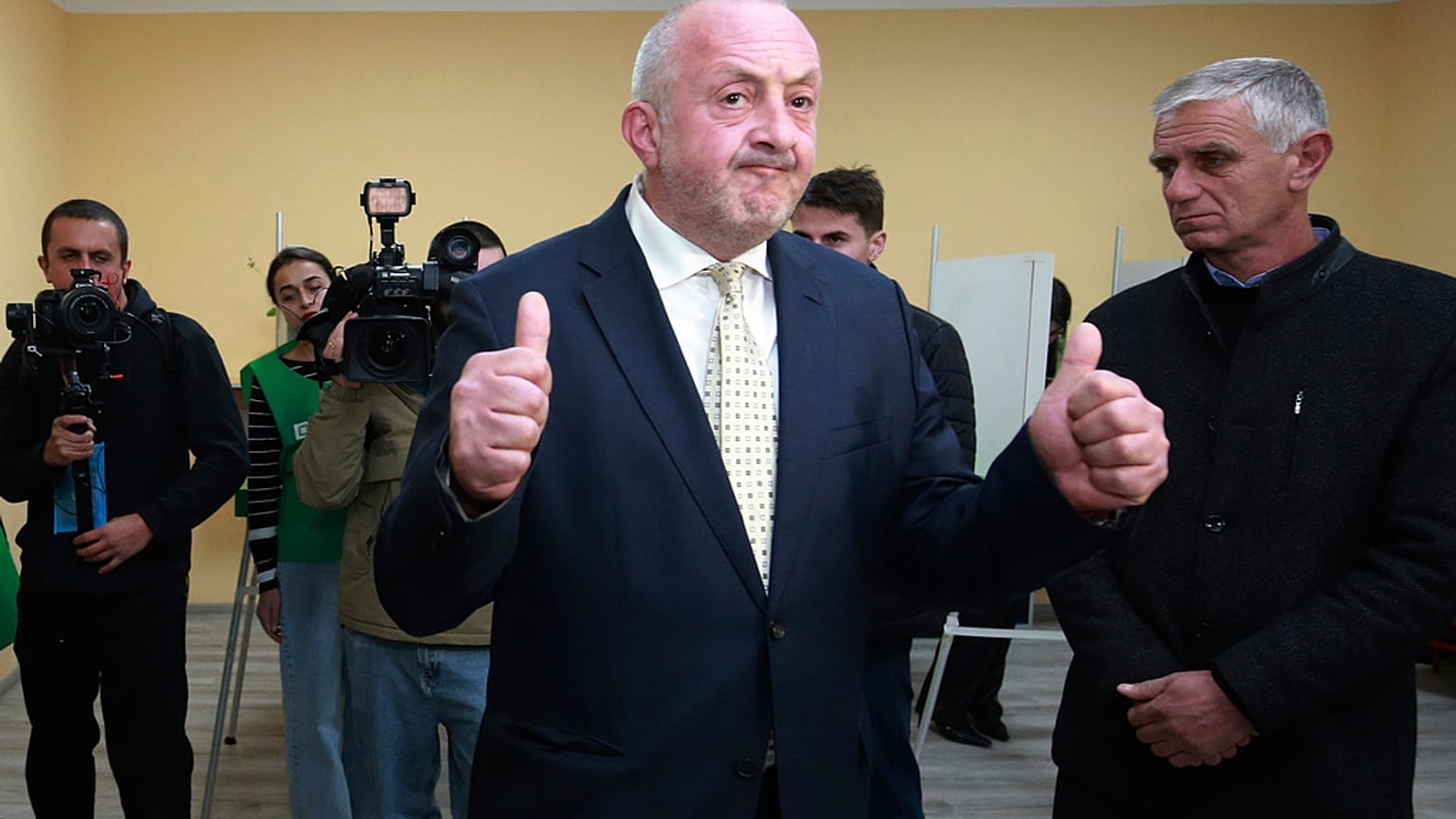 L'ex presidente georgiano Giorgi Margvelashvili dopo aver votato in un seggio elettorale durante le elezioni parlamentari a Tbilisi, in Georgia, 26 ottobre 2024
