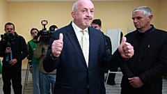 Der ehemalige georgische Präsident Giorgi Margvelashvili gestikuliert nach der Stimmabgabe in einem Wahllokal während der Parlamentswahlen in Tiflis, Georgien, Samstag, 26. Oktober 2024