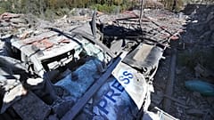 Zerstörte Fahrzeuge von Journalisten an dem Ort, an dem ein israelischer Luftangriff einen Journalistenkomplex traf, wobei drei Mitarbeiter von zwei verschiedenen Nachrichtenagenturen getötet wurden