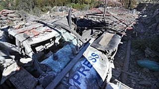 İsrail'in gazetecilerin bulunduğu bir yerleşkeyi vurduğu ve iki farklı haber ajansından üç medya çalışanının öldüğü yerde araçlar da tahrip oldu