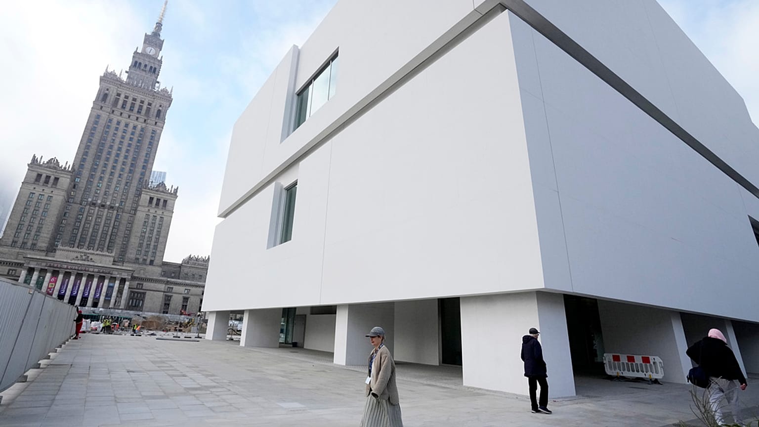 Pessoas a caminhar à porta do Museu de Arte Moderna em Varsóvia, Polónia, na quinta-feira, 24 de outubro de 2024.