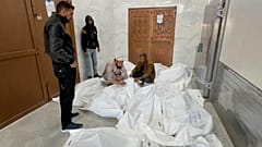فلسطينيون يتجمعون في ثلاجة الموتى  إلى جانب جثث أقاربهم الذين قتلوا في غارات جوية إسرائيلية في مدينة خان يونس جنوب قطاع غزة، الجمعة 25 أكتوبر 2024.