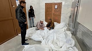 فلسطينيون يتجمعون في ثلاجة الموتى إلى جانب جثث أقاربهم الذين قتلوا في غارات جوية إسرائيلية في مدينة خان يونس جنوب قطاع غزة، الجمعة 25 أكتوبر 2024.