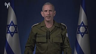 İsrail ordusunun yayınladığı videoda, İsrail Savunma Kuvvetleri (IDF) sözcüsü Daniel Hagari, İran'a yönelik misillemenin ayrıntılarını aktarıyor