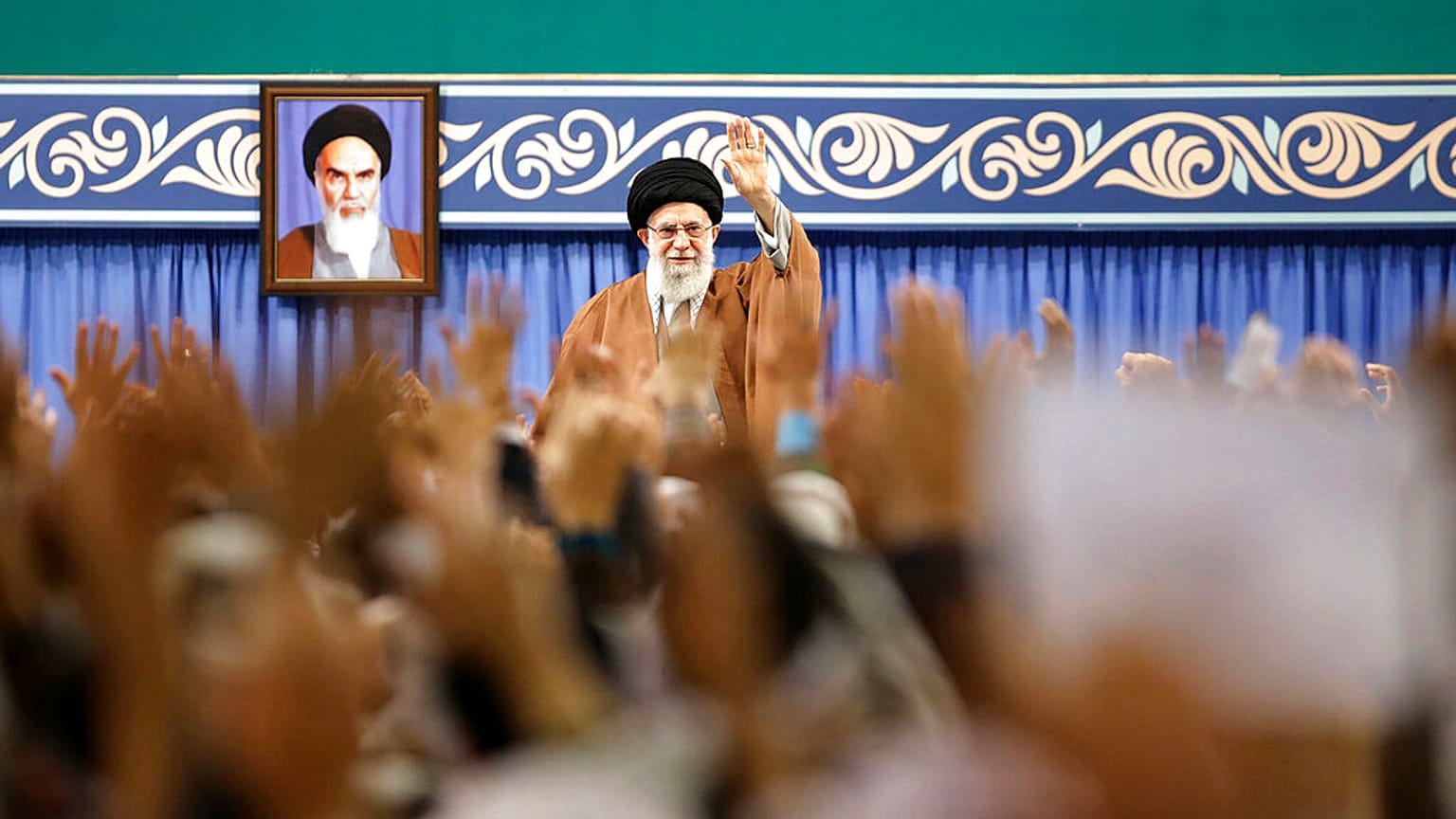 ARQUIVO - O líder supremo, Ayatollah Ali Khamenei, acena aos membros da força Basij da Guarda Revolucionária numa reunião em Teerão, Irão, em novembro de 2019