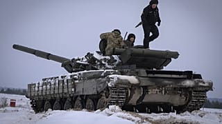 Ukrayna askerleri tank üzerinde tatbikat yapıyor, 6 Aralık 2023