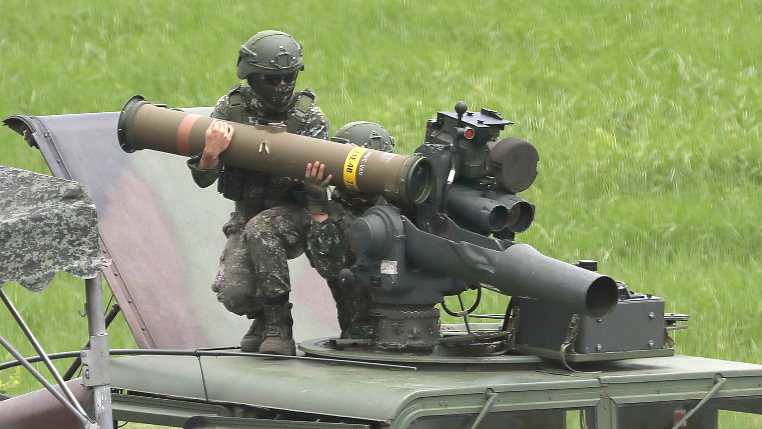 جنود يقومون بتحميل صاروخ تاو II A على قاذفة تاو M220A2 خلال تدريب بالذخيرة الحية في مقاطعة بينغتونغ، جنوب تايوان، الاثنين 3 يوليو 2023