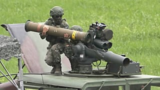 جنود يقومون بتحميل صاروخ تاو II A على قاذفة تاو M220A2 خلال تدريب بالذخيرة الحية في مقاطعة بينغتونغ، جنوب تايوان، الاثنين 3 يوليو 2023