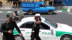 الشرطة الإيرانية تسيطر على المكان أمام السفارة البريطانية في طهران، الأحد، 23 أغسطس 2015  