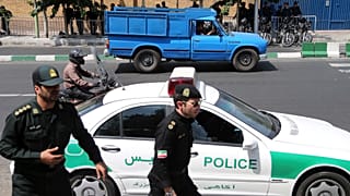 الشرطة الإيرانية تسيطر على المكان أمام السفارة البريطانية في طهران، الأحد، 23 أغسطس 2015  