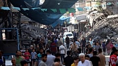 فلسطينيون يمشون في سوق الشارع في مخيم جباليا للاجئين، شمال قطاع غزة، الأربعاء 1 نوفمبر/تشرين الثاني 2023، بعد غارة جوية إسرائيلية