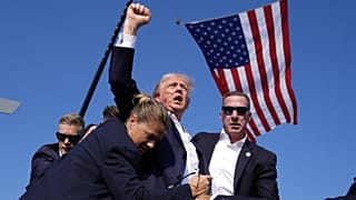 Ikonikus fotó júliusból: a meglőtt Trump biztonsági emberek gyűrűjében
