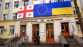 Georgische, EU- und ukrainische Flaggen an einem Wahllokal. Tiflis, 26. Oktober 2024.