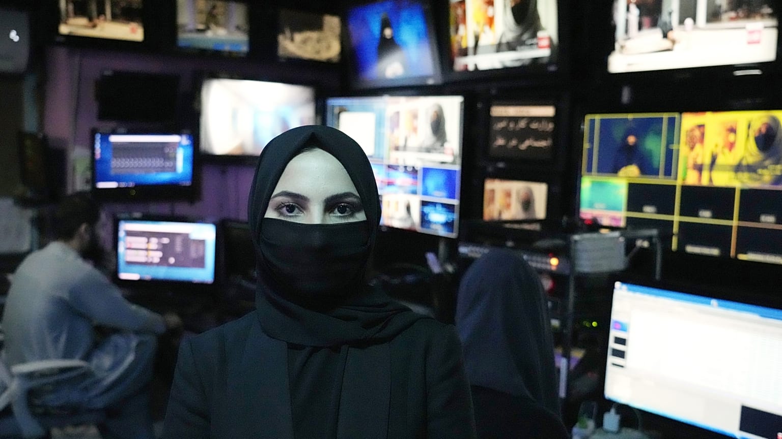 Sonia Niazi tévébemondó, akárcsak a többi nő, csak eltakart arccal beszélhet az afgán tévében