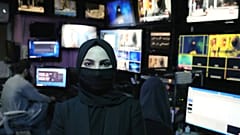 Sonia Niazi tévébemondó, akárcsak a többi nő, csak eltakart arccal beszélhet az afgán tévében