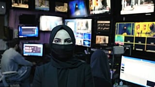 Sonia Niazi tévébemondó, akárcsak a többi nő, csak eltakart arccal beszélhet az afgán tévében