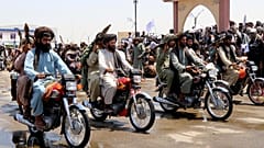 مقاتلون من حركة طالبان يحتفلون بالذكرى الثالثة لانسحاب القوات التي تقودها الولايات المتحدة من أفغانستان، في لشكر غاه بولاية هلمند جنوب غرب أفغانستان، 14 أغسطس/آب 2024