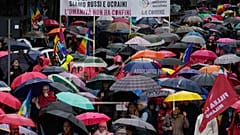 Demonstranten in Mailand, Italien, nehmen an einem Marsch für den Frieden und gegen alle Kriege teil, Samstag, 26. Oktober 2024