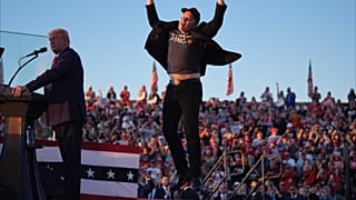 Elon Musk szónoki emelvényén táncolt a pennsylvaniai Butlerben, 2024. október 5-én