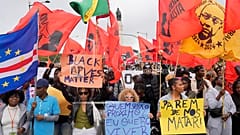 Menschen während einer Demonstration gegen Rassismus und Polizeigewalt, nachdem Odair Moniz, ein Schwarzer Kapverdischer Herkunft, von der Polizei erschossen worden war